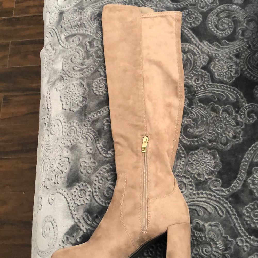 Liz Claiborne tan 2 inch heel